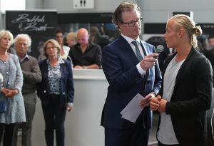 18-06-2015 NIEUWS; MARTIN SCHILDER INTRODUCEERDE AUDI Q7 IN SFEER VOLLE SHOWROOM.Er was voor iedereen wat wils, mooie Audi-s, make up, gezelligheid, muziek, snelle maar vooral vriendelijk en deskundige verkopers, modeshows, proffesionele hulp in werkplaats met vooral nuttige Audi tips,veel bubbels en natuurlijk de onthulling van de nieuwe AUDI Q7.
foto: Albert den Iseger