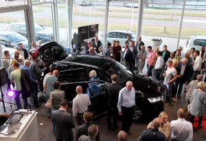 18-06-2015 NIEUWS; MARTIN SCHILDER INTRODUCEERDE AUDI Q7 IN SFEER VOLLE SHOWROOM.Er was voor iedereen wat wils, mooie Audi-s, make up, gezelligheid, muziek, snelle maar vooral vriendelijk en deskundige verkopers, modeshows, proffesionele hulp in werkplaats met vooral nuttige Audi tips,veel bubbels en natuurlijk de onthulling van de nieuwe AUDI Q7.
foto: Albert den Iseger