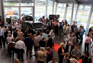 18-06-2015 NIEUWS; MARTIN SCHILDER INTRODUCEERDE AUDI Q7 IN SFEER VOLLE SHOWROOM.Er was voor iedereen wat wils, mooie Audi-s, make up, gezelligheid, muziek, snelle maar vooral vriendelijk en deskundige verkopers, modeshows, proffesionele hulp in werkplaats met vooral nuttige Audi tips,veel bubbels en natuurlijk de onthulling van de nieuwe AUDI Q7.
foto: Albert den Iseger