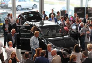 18-06-2015 NIEUWS; MARTIN SCHILDER INTRODUCEERDE AUDI Q7 IN SFEER VOLLE SHOWROOM.Er was voor iedereen wat wils, mooie Audi-s, make up, gezelligheid, muziek, snelle maar vooral vriendelijk en deskundige verkopers, modeshows, proffesionele hulp in werkplaats met vooral nuttige Audi tips,veel bubbels en natuurlijk de onthulling van de nieuwe AUDI Q7.
foto: Albert den Iseger