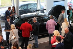 18-06-2015 NIEUWS; MARTIN SCHILDER INTRODUCEERDE AUDI Q7 IN SFEER VOLLE SHOWROOM.Er was voor iedereen wat wils, mooie Audi-s, make up, gezelligheid, muziek, snelle maar vooral vriendelijk en deskundige verkopers, modeshows, proffesionele hulp in werkplaats met vooral nuttige Audi tips,veel bubbels en natuurlijk de onthulling van de nieuwe AUDI Q7.
foto: Albert den Iseger