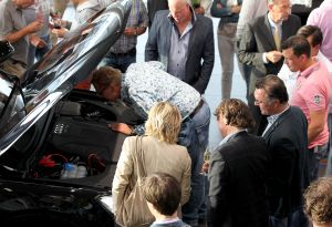 18-06-2015 NIEUWS; MARTIN SCHILDER INTRODUCEERDE AUDI Q7 IN SFEER VOLLE SHOWROOM.Er was voor iedereen wat wils, mooie Audi-s, make up, gezelligheid, muziek, snelle maar vooral vriendelijk en deskundige verkopers, modeshows, proffesionele hulp in werkplaats met vooral nuttige Audi tips,veel bubbels en natuurlijk de onthulling van de nieuwe AUDI Q7.
foto: Albert den Iseger