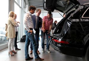 18-06-2015 NIEUWS; MARTIN SCHILDER INTRODUCEERDE AUDI Q7 IN SFEER VOLLE SHOWROOM.Er was voor iedereen wat wils, mooie Audi-s, make up, gezelligheid, muziek, snelle maar vooral vriendelijk en deskundige verkopers, modeshows, proffesionele hulp in werkplaats met vooral nuttige Audi tips,veel bubbels en natuurlijk de onthulling van de nieuwe AUDI Q7.
foto: Albert den Iseger