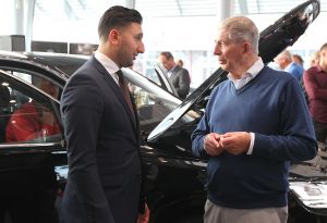 18-06-2015 NIEUWS; MARTIN SCHILDER INTRODUCEERDE AUDI Q7 IN SFEER VOLLE SHOWROOM.Er was voor iedereen wat wils, mooie Audi-s, make up, gezelligheid, muziek, snelle maar vooral vriendelijk en deskundige verkopers, modeshows, proffesionele hulp in werkplaats met vooral nuttige Audi tips,veel bubbels en natuurlijk de onthulling van de nieuwe AUDI Q7.
foto: Albert den Iseger