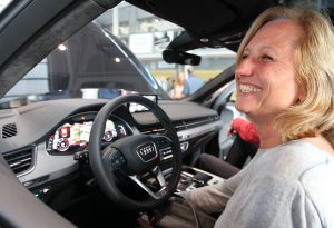 18-06-2015 NIEUWS; MARTIN SCHILDER INTRODUCEERDE AUDI Q7 IN SFEER VOLLE SHOWROOM.Er was voor iedereen wat wils, mooie Audi-s, make up, gezelligheid, muziek, snelle maar vooral vriendelijk en deskundige verkopers, modeshows, proffesionele hulp in werkplaats met vooral nuttige Audi tips,veel bubbels en natuurlijk de onthulling van de nieuwe AUDI Q7.
foto: Albert den Iseger