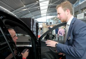 18-06-2015 NIEUWS; MARTIN SCHILDER INTRODUCEERDE AUDI Q7 IN SFEER VOLLE SHOWROOM.Er was voor iedereen wat wils, mooie Audi-s, make up, gezelligheid, muziek, snelle maar vooral vriendelijk en deskundige verkopers, modeshows, proffesionele hulp in werkplaats met vooral nuttige Audi tips,veel bubbels en natuurlijk de onthulling van de nieuwe AUDI Q7.
foto: Albert den Iseger