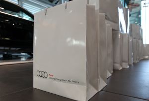 18-06-2015 NIEUWS; MARTIN SCHILDER INTRODUCEERDE AUDI Q7 IN SFEER VOLLE SHOWROOM.Er was voor iedereen wat wils, mooie Audi-s, make up, gezelligheid, muziek, snelle maar vooral vriendelijk en deskundige verkopers, modeshows, proffesionele hulp in werkplaats met vooral nuttige Audi tips,veel bubbels en natuurlijk de onthulling van de nieuwe AUDI Q7.
foto: Albert den Iseger