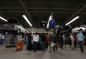 18-06-2015 NIEUWS; MARTIN SCHILDER INTRODUCEERDE AUDI Q7 IN SFEER VOLLE SHOWROOM.Er was voor iedereen wat wils, mooie Audi-s, make up, gezelligheid, muziek, snelle maar vooral vriendelijk en deskundige verkopers, modeshows, proffesionele hulp in werkplaats met vooral nuttige Audi tips,veel bubbels en natuurlijk de onthulling van de nieuwe AUDI Q7.
foto: Albert den Iseger