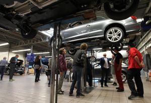 18-06-2015 NIEUWS; MARTIN SCHILDER INTRODUCEERDE AUDI Q7 IN SFEER VOLLE SHOWROOM.Er was voor iedereen wat wils, mooie Audi-s, make up, gezelligheid, muziek, snelle maar vooral vriendelijk en deskundige verkopers, modeshows, proffesionele hulp in werkplaats met vooral nuttige Audi tips,veel bubbels en natuurlijk de onthulling van de nieuwe AUDI Q7.
foto: Albert den Iseger