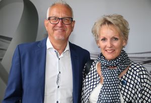 18-06-2015 NIEUWS; MARTIN SCHILDER INTRODUCEERDE AUDI Q7 IN SFEER VOLLE SHOWROOM.Er was voor iedereen wat wils, mooie Audi-s, make up, gezelligheid, muziek, snelle maar vooral vriendelijk en deskundige verkopers, modeshows, proffesionele hulp in werkplaats met vooral nuttige Audi tips,veel bubbels en natuurlijk de onthulling van de nieuwe AUDI Q7.
foto: Albert den Iseger