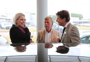 18-06-2015 NIEUWS; MARTIN SCHILDER INTRODUCEERDE AUDI Q7 IN SFEER VOLLE SHOWROOM.Er was voor iedereen wat wils, mooie Audi-s, make up, gezelligheid, muziek, snelle maar vooral vriendelijk en deskundige verkopers, modeshows, proffesionele hulp in werkplaats met vooral nuttige Audi tips,veel bubbels en natuurlijk de onthulling van de nieuwe AUDI Q7.
foto: Albert den Iseger