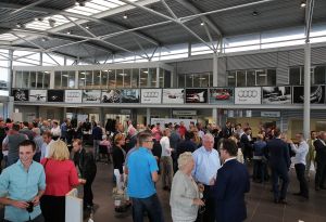 18-06-2015 NIEUWS; MARTIN SCHILDER INTRODUCEERDE AUDI Q7 IN SFEER VOLLE SHOWROOM.Er was voor iedereen wat wils, mooie Audi-s, make up, gezelligheid, muziek, snelle maar vooral vriendelijk en deskundige verkopers, modeshows, proffesionele hulp in werkplaats met vooral nuttige Audi tips,veel bubbels en natuurlijk de onthulling van de nieuwe AUDI Q7.
foto: Albert den Iseger