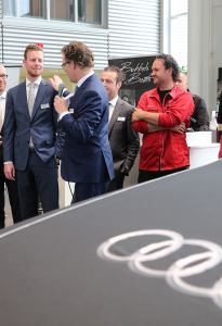 18-06-2015 NIEUWS; MARTIN SCHILDER INTRODUCEERDE AUDI Q7 IN SFEER VOLLE SHOWROOM.Er was voor iedereen wat wils, mooie Audi-s, make up, gezelligheid, muziek, snelle maar vooral vriendelijk en deskundige verkopers, modeshows, proffesionele hulp in werkplaats met vooral nuttige Audi tips,veel bubbels en natuurlijk de onthulling van de nieuwe AUDI Q7.
foto: Albert den Iseger