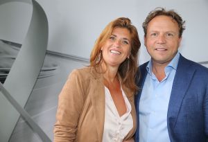 18-06-2015 NIEUWS; MARTIN SCHILDER INTRODUCEERDE AUDI Q7 IN SFEER VOLLE SHOWROOM.Er was voor iedereen wat wils, mooie Audi-s, make up, gezelligheid, muziek, snelle maar vooral vriendelijk en deskundige verkopers, modeshows, proffesionele hulp in werkplaats met vooral nuttige Audi tips,veel bubbels en natuurlijk de onthulling van de nieuwe AUDI Q7.
foto: Albert den Iseger