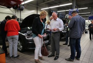 18-06-2015 NIEUWS; MARTIN SCHILDER INTRODUCEERDE AUDI Q7 IN SFEER VOLLE SHOWROOM.Er was voor iedereen wat wils, mooie Audi-s, make up, gezelligheid, muziek, snelle maar vooral vriendelijk en deskundige verkopers, modeshows, proffesionele hulp in werkplaats met vooral nuttige Audi tips,veel bubbels en natuurlijk de onthulling van de nieuwe AUDI Q7.
foto: Albert den Iseger