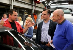 18-06-2015 NIEUWS; MARTIN SCHILDER INTRODUCEERDE AUDI Q7 IN SFEER VOLLE SHOWROOM.Er was voor iedereen wat wils, mooie Audi-s, make up, gezelligheid, muziek, snelle maar vooral vriendelijk en deskundige verkopers, modeshows, proffesionele hulp in werkplaats met vooral nuttige Audi tips,veel bubbels en natuurlijk de onthulling van de nieuwe AUDI Q7.
foto: Albert den Iseger