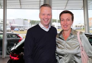 18-06-2015 NIEUWS; MARTIN SCHILDER INTRODUCEERDE AUDI Q7 IN SFEER VOLLE SHOWROOM.Er was voor iedereen wat wils, mooie Audi-s, make up, gezelligheid, muziek, snelle maar vooral vriendelijk en deskundige verkopers, modeshows, proffesionele hulp in werkplaats met vooral nuttige Audi tips,veel bubbels en natuurlijk de onthulling van de nieuwe AUDI Q7.
foto: Albert den Iseger