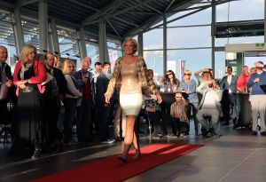 18-06-2015 NIEUWS; MARTIN SCHILDER INTRODUCEERDE AUDI Q7 IN SFEER VOLLE SHOWROOM.Er was voor iedereen wat wils, mooie Audi-s, make up, gezelligheid, muziek, snelle maar vooral vriendelijk en deskundige verkopers, modeshows, proffesionele hulp in werkplaats met vooral nuttige Audi tips,veel bubbels en natuurlijk de onthulling van de nieuwe AUDI Q7.
foto: Albert den Iseger