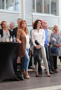 18-06-2015 NIEUWS; MARTIN SCHILDER INTRODUCEERDE AUDI Q7 IN SFEER VOLLE SHOWROOM.Er was voor iedereen wat wils, mooie Audi-s, make up, gezelligheid, muziek, snelle maar vooral vriendelijk en deskundige verkopers, modeshows, proffesionele hulp in werkplaats met vooral nuttige Audi tips,veel bubbels en natuurlijk de onthulling van de nieuwe AUDI Q7.
foto: Albert den Iseger