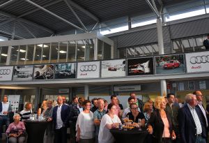 18-06-2015 NIEUWS; MARTIN SCHILDER INTRODUCEERDE AUDI Q7 IN SFEER VOLLE SHOWROOM.Er was voor iedereen wat wils, mooie Audi-s, make up, gezelligheid, muziek, snelle maar vooral vriendelijk en deskundige verkopers, modeshows, proffesionele hulp in werkplaats met vooral nuttige Audi tips,veel bubbels en natuurlijk de onthulling van de nieuwe AUDI Q7.
foto: Albert den Iseger