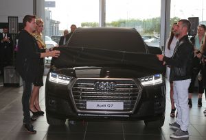 18-06-2015 NIEUWS; MARTIN SCHILDER INTRODUCEERDE AUDI Q7 IN SFEER VOLLE SHOWROOM.Er was voor iedereen wat wils, mooie Audi-s, make up, gezelligheid, muziek, snelle maar vooral vriendelijk en deskundige verkopers, modeshows, proffesionele hulp in werkplaats met vooral nuttige Audi tips,veel bubbels en natuurlijk de onthulling van de nieuwe AUDI Q7.
foto: Albert den Iseger