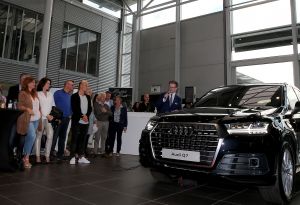 18-06-2015 NIEUWS; MARTIN SCHILDER INTRODUCEERDE AUDI Q7 IN SFEER VOLLE SHOWROOM.Er was voor iedereen wat wils, mooie Audi-s, make up, gezelligheid, muziek, snelle maar vooral vriendelijk en deskundige verkopers, modeshows, proffesionele hulp in werkplaats met vooral nuttige Audi tips,veel bubbels en natuurlijk de onthulling van de nieuwe AUDI Q7.
foto: Albert den Iseger