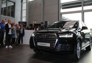 18-06-2015 NIEUWS; MARTIN SCHILDER INTRODUCEERDE AUDI Q7 IN SFEER VOLLE SHOWROOM.Er was voor iedereen wat wils, mooie Audi-s, make up, gezelligheid, muziek, snelle maar vooral vriendelijk en deskundige verkopers, modeshows, proffesionele hulp in werkplaats met vooral nuttige Audi tips,veel bubbels en natuurlijk de onthulling van de nieuwe AUDI Q7.
foto: Albert den Iseger