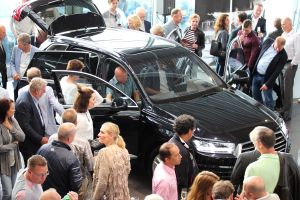 18-06-2015 NIEUWS; MARTIN SCHILDER INTRODUCEERDE AUDI Q7 IN SFEER VOLLE SHOWROOM.Er was voor iedereen wat wils, mooie Audi-s, make up, gezelligheid, muziek, snelle maar vooral vriendelijk en deskundige verkopers, modeshows, proffesionele hulp in werkplaats met vooral nuttige Audi tips,veel bubbels en natuurlijk de onthulling van de nieuwe AUDI Q7.
foto: Albert den Iseger