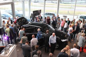 18-06-2015 NIEUWS; MARTIN SCHILDER INTRODUCEERDE AUDI Q7 IN SFEER VOLLE SHOWROOM.Er was voor iedereen wat wils, mooie Audi-s, make up, gezelligheid, muziek, snelle maar vooral vriendelijk en deskundige verkopers, modeshows, proffesionele hulp in werkplaats met vooral nuttige Audi tips,veel bubbels en natuurlijk de onthulling van de nieuwe AUDI Q7.
foto: Albert den Iseger