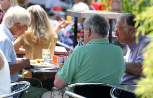 20-06-2015 NIEUWS; IVO OPSTELTEN GENIET VAN ZIJN VRIJE TIJD. 3 maanden na opstappen oud minister IVO OPSTELTEN is het eindelijk tijd voor ruste en vrije tijd. Heerlijk fietsen en genieten van een lunch met vrienden.
foto: Albert den Iseger