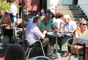 20-06-2015 NIEUWS; IVO OPSTELTEN GENIET VAN ZIJN VRIJE TIJD. 3 maanden na opstappen oud minister IVO OPSTELTEN is het eindelijk tijd voor ruste en vrije tijd. Heerlijk fietsen en genieten van een lunch met vrienden.
foto: Albert den Iseger