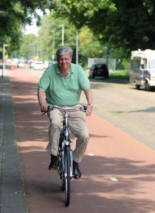 20-06-2015 NIEUWS; IVO OPSTELTEN GENIET VAN ZIJN VRIJE TIJD. 3 maanden na opstappen oud minister IVO OPSTELTEN is het eindelijk tijd voor ruste en vrije tijd. Heerlijk fietsen en genieten van een lunch met vrienden.
foto: Albert den Iseger