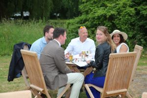 17-06-2015 SHOWBIZZ; EERSTE HARINGPARTY IS NATUURLIJK IN HAARZUILENS.
De grote afwezige vanavond was ERICA TERPSTRA die wegens ziekte verstek moest laten gaan.
foto: Albert den Iseger