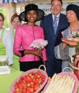 17-06-2015 SHOWBIZZ; EERSTE HARINGPARTY IS NATUURLIJK IN HAARZUILENS.
De grote afwezige vanavond was ERICA TERPSTRA die wegens ziekte verstek moest laten gaan.
foto: Albert den Iseger