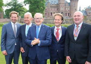 17-06-2015 SHOWBIZZ; EERSTE HARINGPARTY IS NATUURLIJK IN HAARZUILENS.
De grote afwezige vanavond was ERICA TERPSTRA die wegens ziekte verstek moest laten gaan.
foto: Albert den Iseger