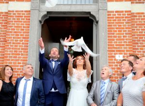 16-06-2016 SHOWBIZZ; BELLE PEREZ EN WOUTER VAN DER HORST GETROUWD. In het landelijke HERENTHOUT-BELGIE zijn Belle en Wouter getrouwd. Een echt SHOWBIZZ huwelijk!! Het paar lande in de tuin van het stadhuis met een helikopter en liep heel gezellig het stadhuis in. Veel fans waren aanwezig en iedereen had wel een cadeau mee voor het paar. Belle en Wouter namen alle tijd voor hun fans, pers en tv.
Het siert hun dat ze op zo n dag alle tijd namen voor de massaal toe gestroomde pers om toch vele moeilijke vragen te beantwoorde. De pers en fans namen na ruin een uur afscheid van het paar en kreeg als cadeau een prachtige fles wijn mee, een collectors item.
foto: Albert den Iseger