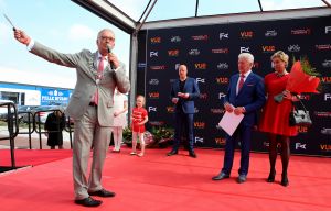 31-05-2016 NIEUWS; JOOP PUNT KRIJGT ERE PENNING VAN GEMEENTE ALKMAAR. JOOP PUNT de FILMHELD van Alkmaar en omstreken heeft een ere insigne van de stad opgespeld gekregen door de Burgemeester van Alkmaar. Dit ivm met de opening van VUE de megabioscoop,restaurant en casino.
foto: Albert den Iseger