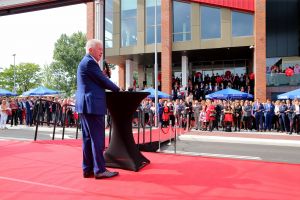 31-05-2016 NIEUWS; JOOP PUNT KRIJGT ERE PENNING VAN GEMEENTE ALKMAAR. JOOP PUNT de FILMHELD van Alkmaar en omstreken heeft een ere insigne van de stad opgespeld gekregen door de Burgemeester van Alkmaar. Dit ivm met de opening van VUE de megabioscoop,restaurant en casino.
foto: Albert den Iseger