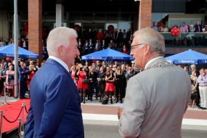 31-05-2016 NIEUWS; JOOP PUNT KRIJGT ERE PENNING VAN GEMEENTE ALKMAAR. JOOP PUNT de FILMHELD van Alkmaar en omstreken heeft een ere insigne van de stad opgespeld gekregen door de Burgemeester van Alkmaar. Dit ivm met de opening van VUE de megabioscoop,restaurant en casino.
foto: Albert den Iseger