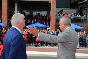 31-05-2016 NIEUWS; JOOP PUNT KRIJGT ERE PENNING VAN GEMEENTE ALKMAAR. JOOP PUNT de FILMHELD van Alkmaar en omstreken heeft een ere insigne van de stad opgespeld gekregen door de Burgemeester van Alkmaar. Dit ivm met de opening van VUE de megabioscoop,restaurant en casino.
foto: Albert den Iseger