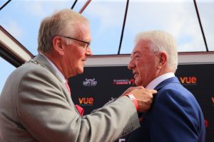 31-05-2016 NIEUWS; JOOP PUNT KRIJGT ERE PENNING VAN GEMEENTE ALKMAAR. JOOP PUNT de FILMHELD van Alkmaar en omstreken heeft een ere insigne van de stad opgespeld gekregen door de Burgemeester van Alkmaar. Dit ivm met de opening van VUE de megabioscoop,restaurant en casino.
foto: Albert den Iseger