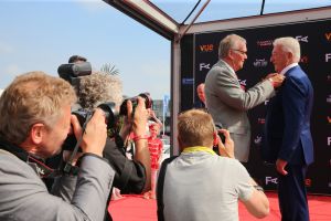 31-05-2016 NIEUWS; JOOP PUNT KRIJGT ERE PENNING VAN GEMEENTE ALKMAAR. JOOP PUNT de FILMHELD van Alkmaar en omstreken heeft een ere insigne van de stad opgespeld gekregen door de Burgemeester van Alkmaar. Dit ivm met de opening van VUE de megabioscoop,restaurant en casino.
foto: Albert den Iseger