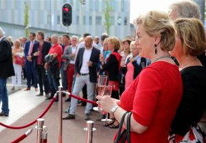 31-05-2016 NIEUWS; JOOP PUNT KRIJGT ERE PENNING VAN GEMEENTE ALKMAAR. JOOP PUNT de FILMHELD van Alkmaar en omstreken heeft een ere insigne van de stad opgespeld gekregen door de Burgemeester van Alkmaar. Dit ivm met de opening van VUE de megabioscoop,restaurant en casino.
foto: Albert den Iseger