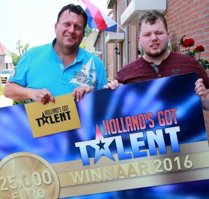 07-06-2016 SHOWBIZZ; NICK NICOLAI WINNAAR VAN HGT KRIJGT ALLE AANDACHT VAN PERS EN FANS.
foto: Albert den Iseger