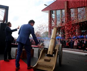 31-05-2016 NIEUWS; JOOP PUNT KRIJGT ERE PENNING VAN GEMEENTE ALKMAAR. JOOP PUNT de FILMHELD van Alkmaar en omstreken heeft een ere insigne van de stad opgespeld gekregen door de Burgemeester van Alkmaar. Dit ivm met de opening van VUE de megabioscoop,restaurant en casino.
foto: Albert den Iseger