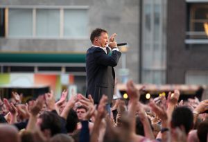 21-06-2016 SHOWBIZZ; WOLTER KROES SCHITTERT OP MUZIEK OP HET PLIEN IN VALKENSWAARD.En Wolter mag weer thuis komen van zijn dochter want hij ging op de foto met de dames van O G3NE waar zijn dochter een grote fan van is.
foto: Albert den Iseger