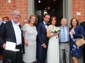 16-06-2016 SHOWBIZZ; BELLE PEREZ EN WOUTER VAN DER HORST GETROUWD. In het landelijke HERENTHOUT-BELGIE zijn Belle en Wouter getrouwd. Een echt SHOWBIZZ huwelijk!! Het paar lande in de tuin van het stadhuis met een helikopter en liep heel gezellig het stadhuis in. Veel fans waren aanwezig en iedereen had wel een cadeau mee voor het paar. Belle en Wouter namen alle tijd voor hun fans, pers en tv.
Het siert hun dat ze op zo n dag alle tijd namen voor de massaal toe gestroomde pers om toch vele moeilijke vragen te beantwoorde. De pers en fans namen na ruin een uur afscheid van het paar en kreeg als cadeau een prachtige fles wijn mee, een collectors item.
foto: Albert den Iseger