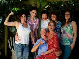 28-05-2017 SHOWBIZZ; FAMILIE VAN BEN CRAMER IS NU COMPLEET. Het was voor Ben veel werk maar ze zijn speciaal voor weekblad PRIVE naar Baarn toegekomen voor een familie fotoshoot.
foto: Albert den Iseger