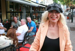 11-06-2017 SHOWBIZZ; BONNIE ST.CLAIR ZONG DE PANNEN VAN HET DAK AF. Bonnie was in TOPFORM  bij cafe t Hartje in Alkmaar. Op deze heerlijke zomerse zondagavond zong BONNIE haar hits aan de lopende band. Het aanwezige publiek zong alles mee en de avond was voor haar fans een succes.
foto: Albert den Iseger