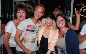 11-06-2017 SHOWBIZZ; BONNIE ST.CLAIR ZONG DE PANNEN VAN HET DAK AF. Bonnie was in TOPFORM  bij cafe t Hartje in Alkmaar. Op deze heerlijke zomerse zondagavond zong BONNIE haar hits aan de lopende band. Het aanwezige publiek zong alles mee en de avond was voor haar fans een succes.
foto: Albert den Iseger